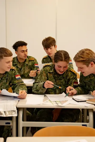 Studenten Veiligheidscollege in legeruniform in klas