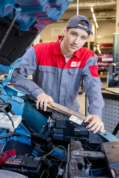 Student in ROCvA-overall sleutelt aan auto in garage
