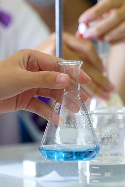 Reageerbuis met vloeistof in laboratorium