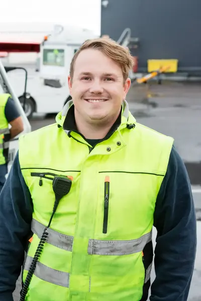 Studenten in gele hesjes verzorgen van alles rondom vertrek vliegtuig.