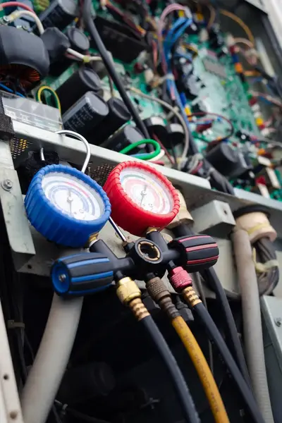 Deze koelinstallatie wordt vakkundig afgesteld met behulp van professionele meetapparatuur.